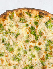Frank Pepe Pizzeria Napoletana_Chicken Broccoli White Pizza