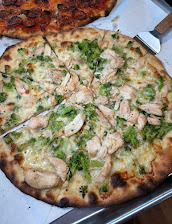 Frank Pepe Pizzeria Napoletana_Chicken Pesto